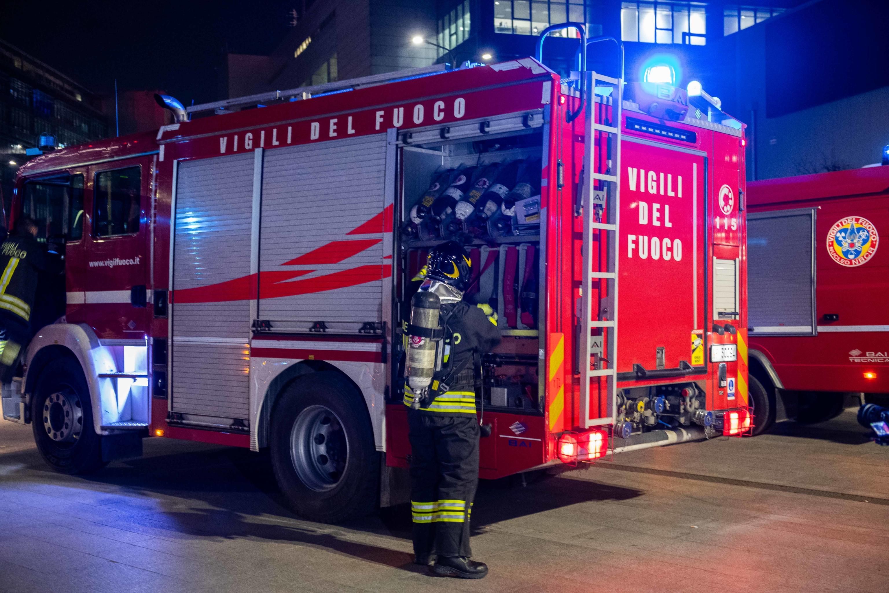 Lite furibonda nella stanza di hotel, divampa incendio: 50 evacuati a Casarsa della Delizia (Pordenone)