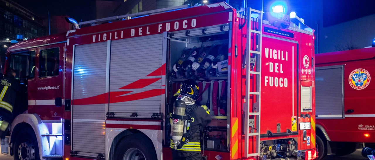 Lite furibonda nella stanza di hotel, divampa incendio: 50 evacuati a Casarsa della Delizia (Pordenone)