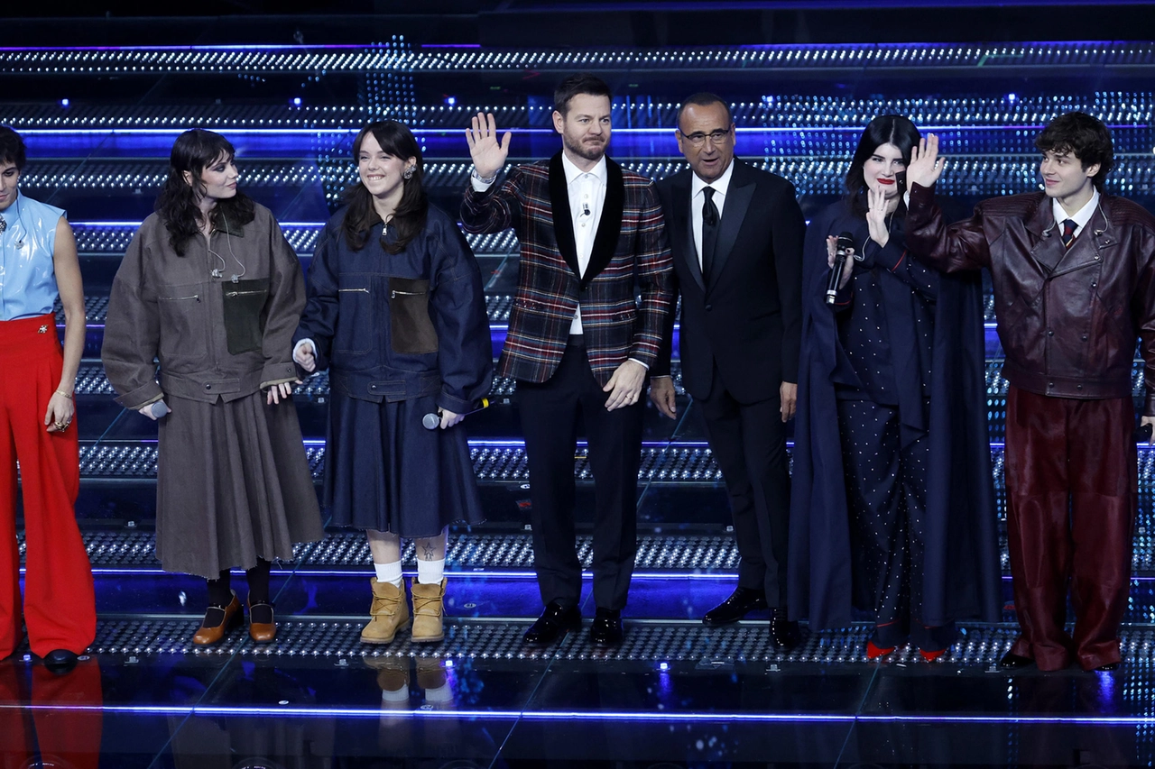 Carlo Conti con Alessandro Cattelan sul palco di Sanremo per la seconda serata assieme alle Nuove proposte