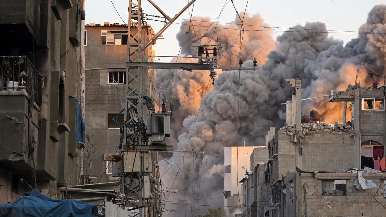 Il fumo si alza da un edificio distrutto dopo un raid aereo israeliano sul campo di rifugiati palestinesi di Bureij, a Gaza