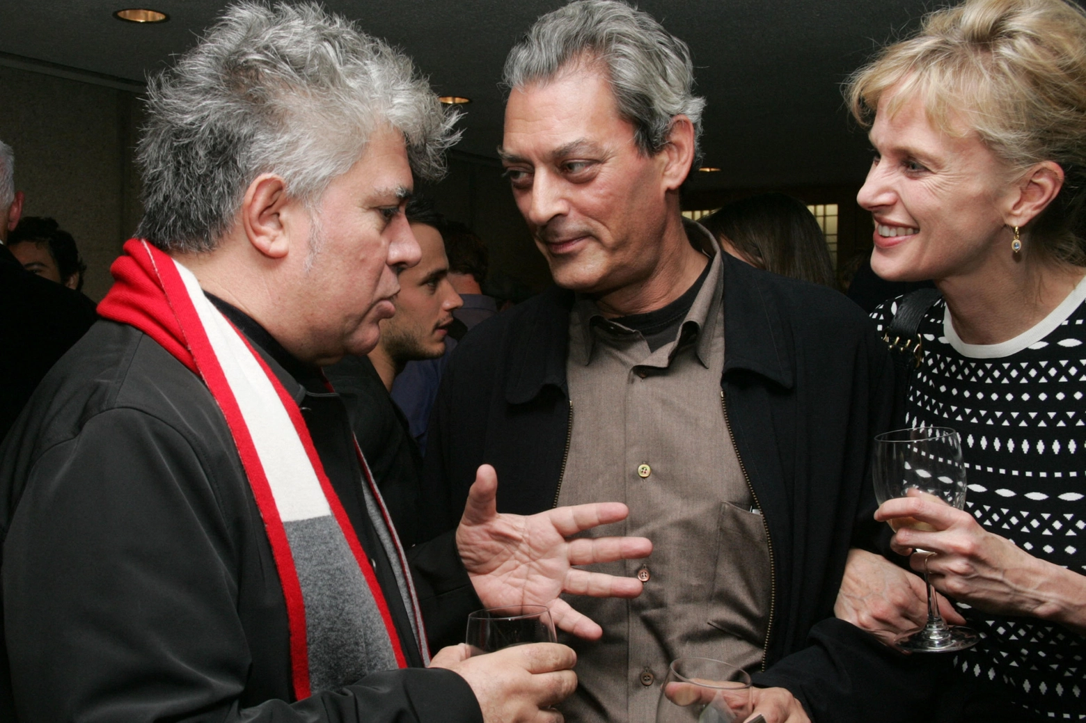 Lo scrittore Paul Auster, morto a 77 anni, con la moglie Siri e il regista Almodovar