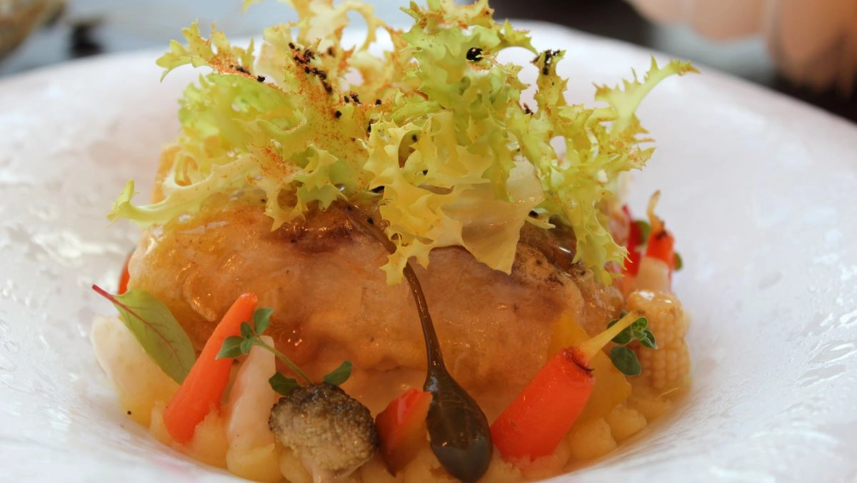 Baccalà in tempura, spuma di patate, giardiniera e scarolina riccia