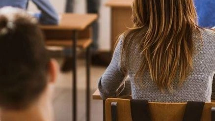 "Papà vieni e spacca la faccia al prof". Una richiesta, quella di uno studente 16enne della provincia di Lecce, che...