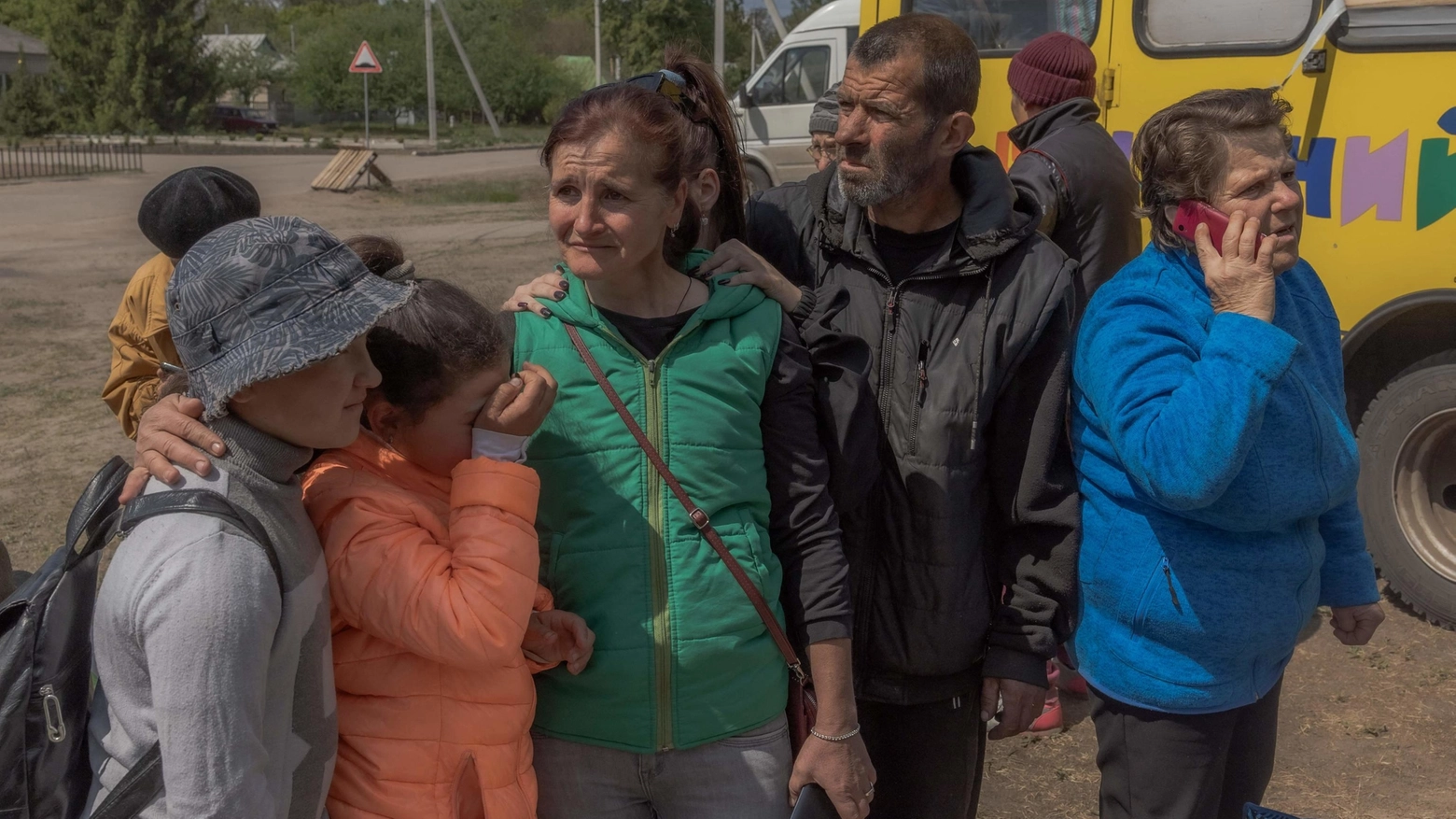 Una famiglia con i bambini evacuata da Vovchansk (foto Ansa)