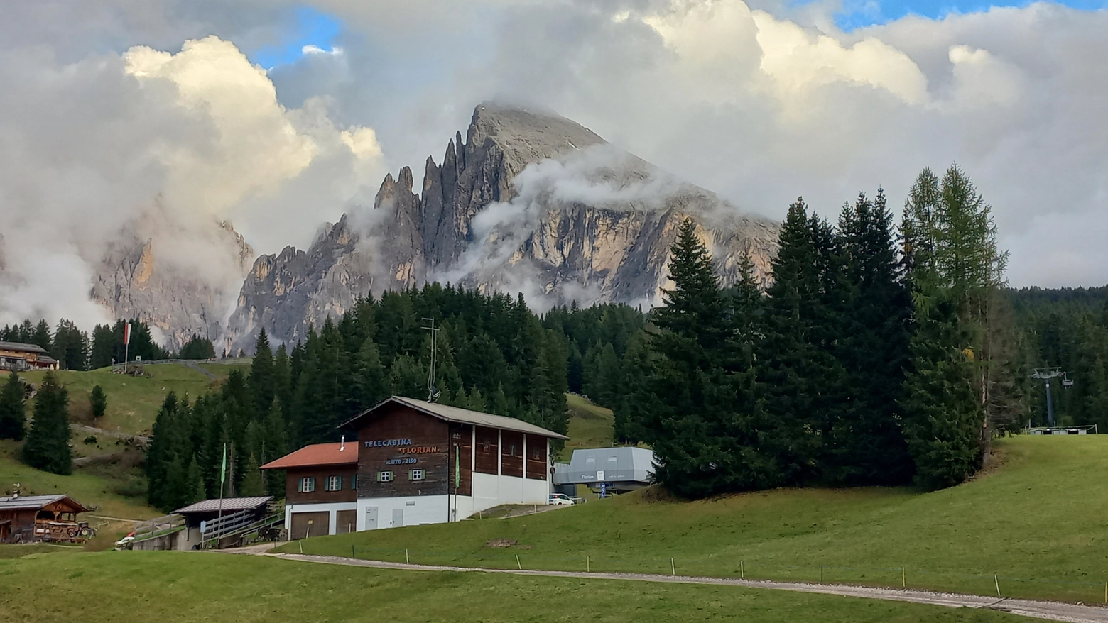 Nel cuore delle Dolomiti, un paese antico che ha scelto la strada della sostenibilità e una montagna tutta da scoprire con lo chef Marc Oberhofer