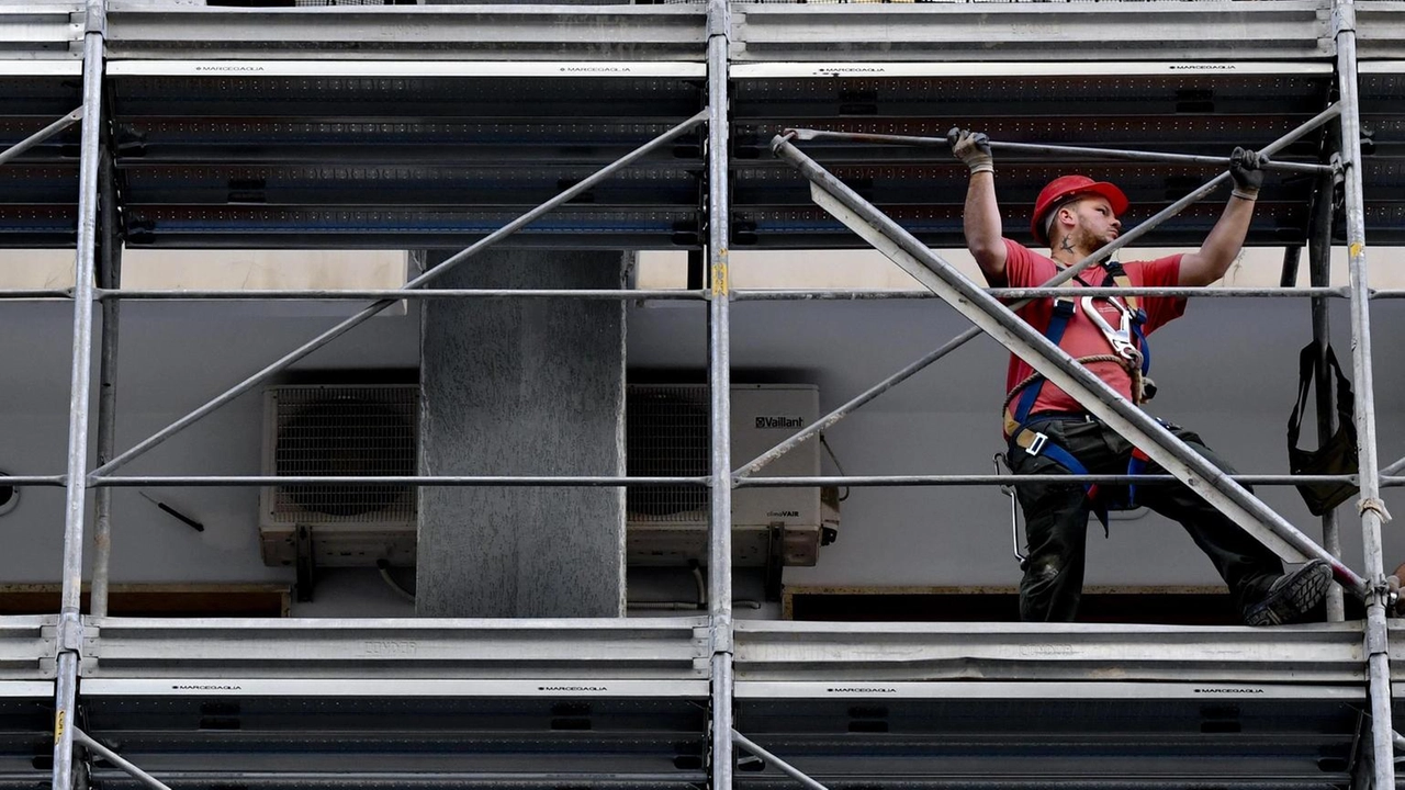 L'Istat segnala un aumento mensile dei fatturati di industria e servizi, ma un calo annuo per l'industria.