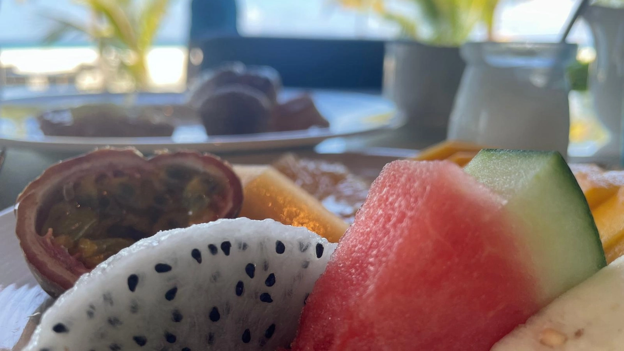 Colazione a base di frutta fresca e vista mare al Constance Halaveli, Maldive (foto di Monica Guerci)