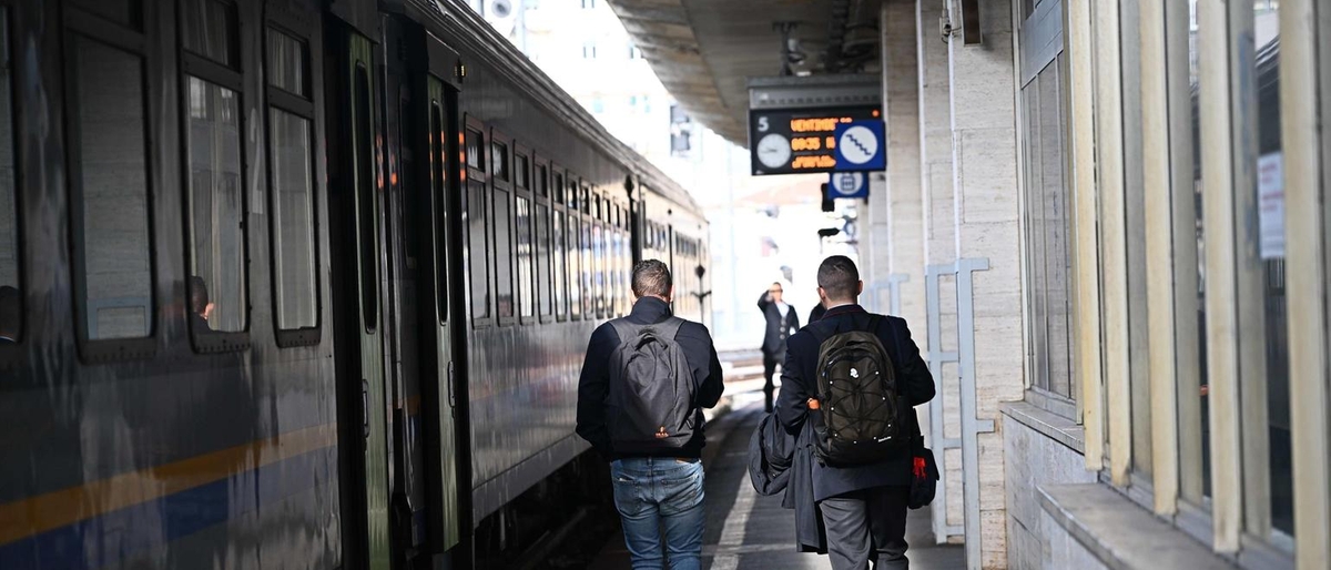 Catenaccio rivestito in gomma appeso alla linea ferroviaria a Montagnana: indaga la Digos