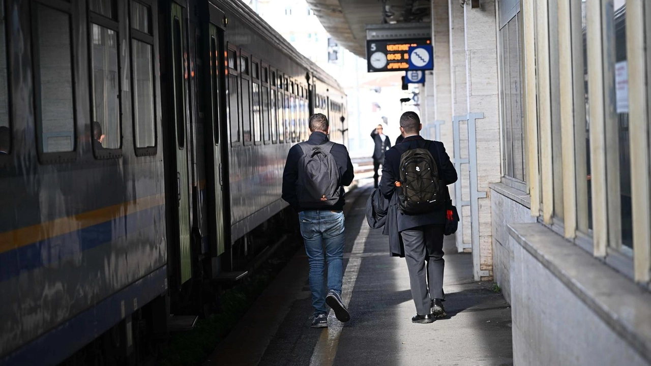 Un catenaccio è stato appeso alla linea elettrica ferroviaria a Montagnana. Nessun danno, ma la Digos indaga sull'accaduto.