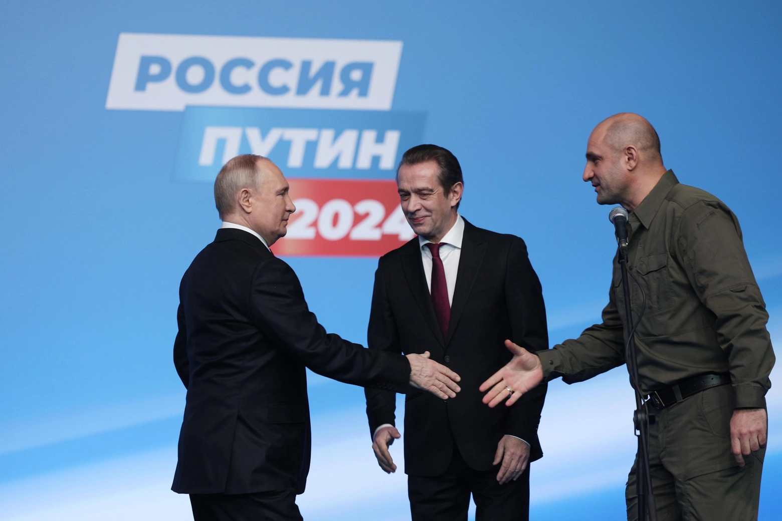 Il siparietto tra Valdimir Putin e il colonnello separatista Artyom Zhoga durante il quale lo zar annunciò la sua candidatura alle presidenziali di marzo 2023