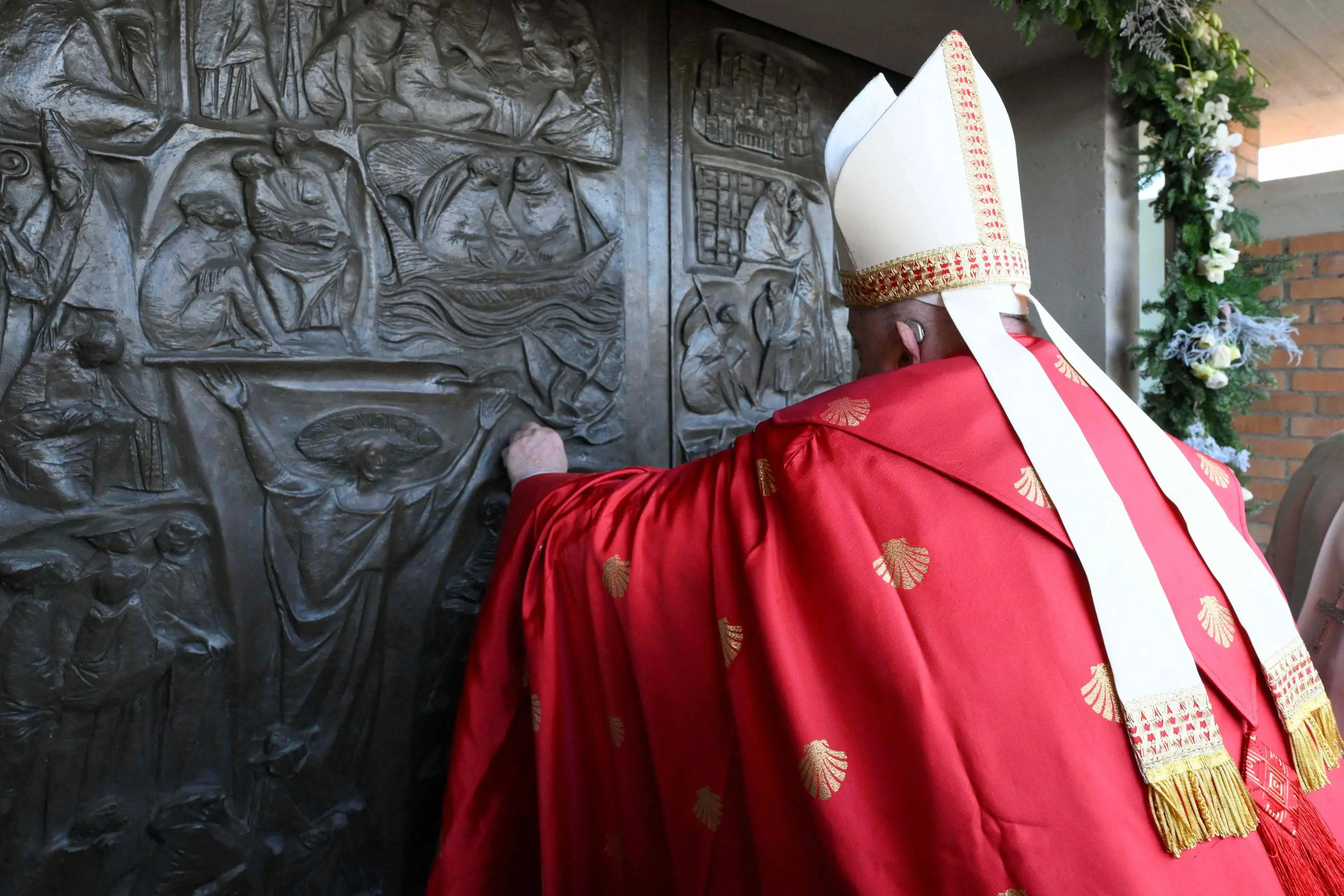 Papa Francesco apre la Porta Santa a Rebibbia. L’abbraccio con i detenuti: “Prego ogni giorno per voi”