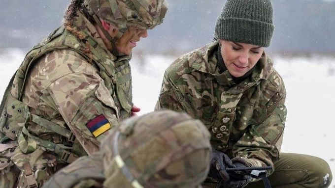 Kate Middleton colonnello onorario dell'Irish Guards, qui durante un'esercitazione Nato con anche soldati ucraini