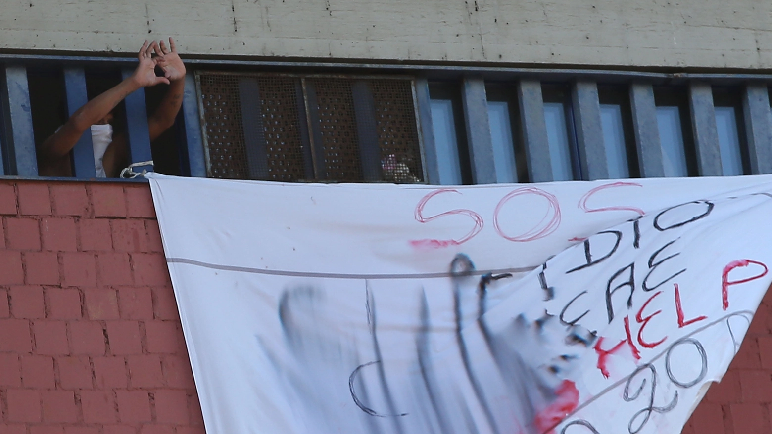 La protesta dei detenuti nel carcere di Sollicciano (New Press Photo)
