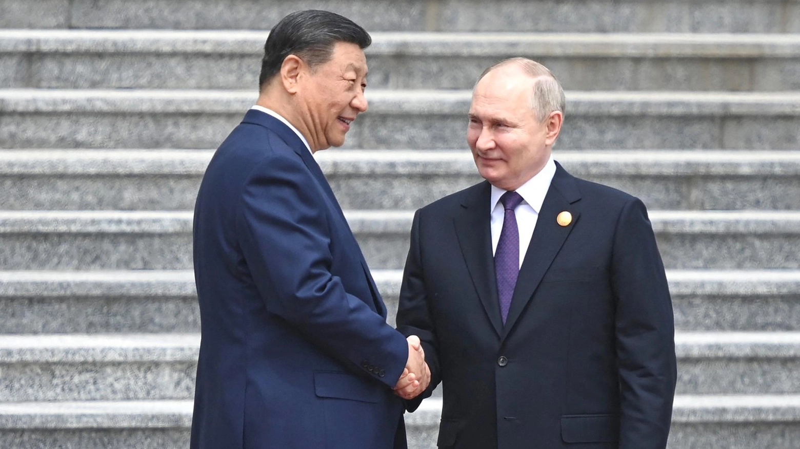Il presidente russo è stato ricevuto dal suo omologo con una calorosa stretta di mano in Piazza Tienanmen. Per lo zar anche una mini parata militare
