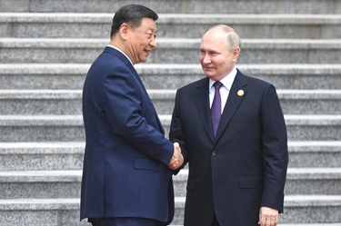 Putin a Pechino, Xi Jinping: “Cina e Russia favoriscono stabilità nel mondo. In Ucraina serve una soluzione politica”. Lo zar risponde: “Taiwan è giurisdizione cinese”