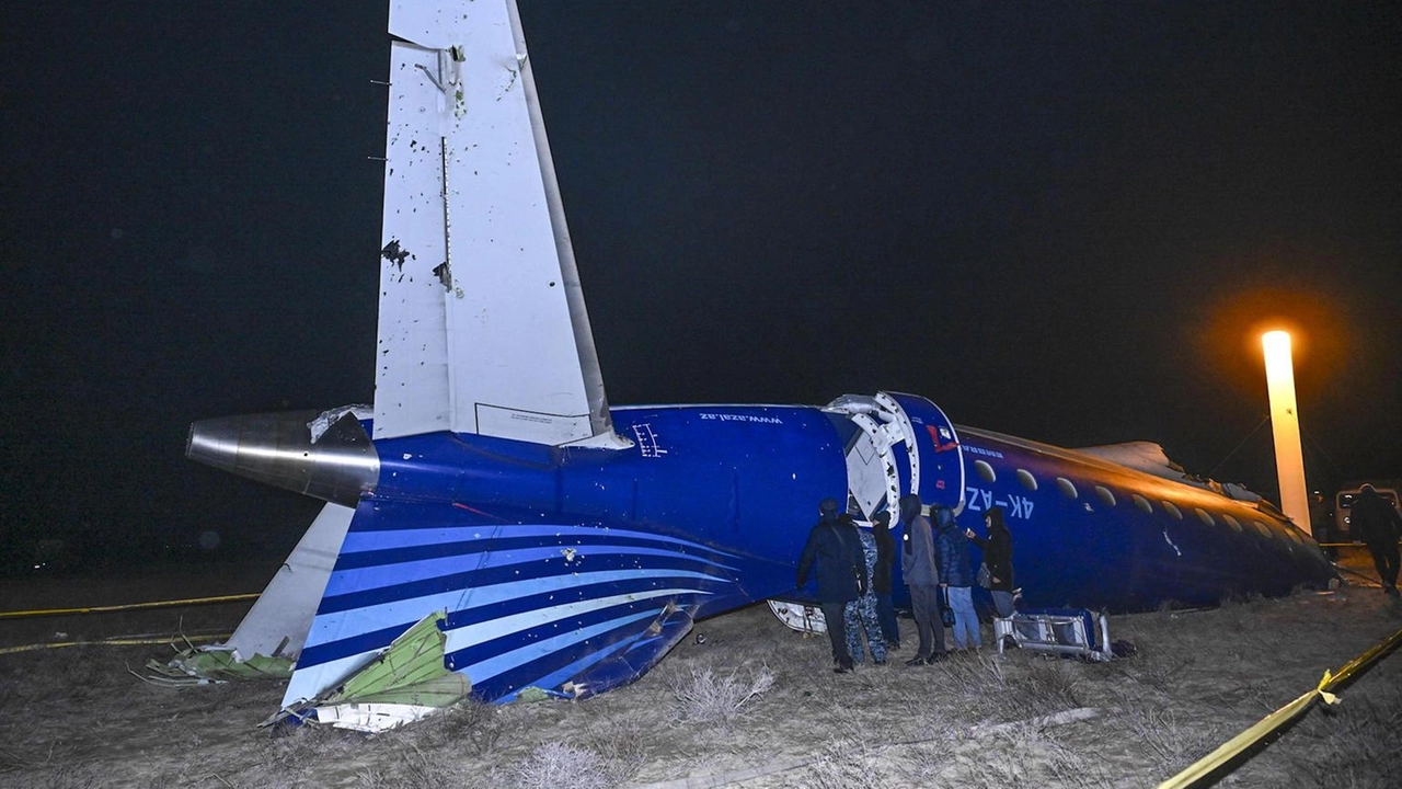 Un Embraer 190 delle Azerbaijan Airlines precipita in Kazakistan: 38 morti. Indagini in corso sulle cause.