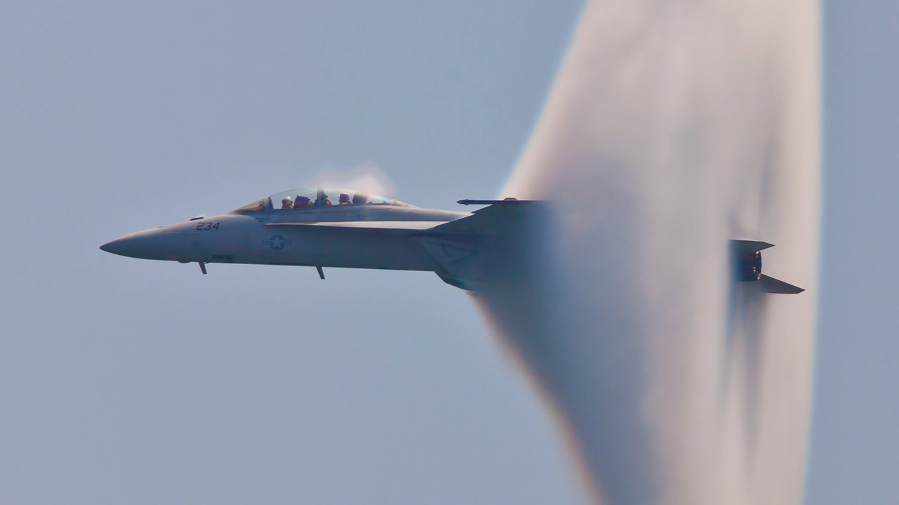 Un caccia F/A-18 Super Hornet in volo