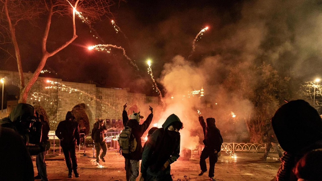 Manifestati in piazza per l'arresto del sindaco di Istanbul