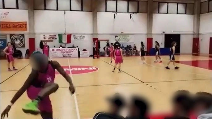 Il momento in cui la giocatrice di basket reagisce agli insulti razzisti. Ha scavalcato la panchina e si è diretta sugli spalti