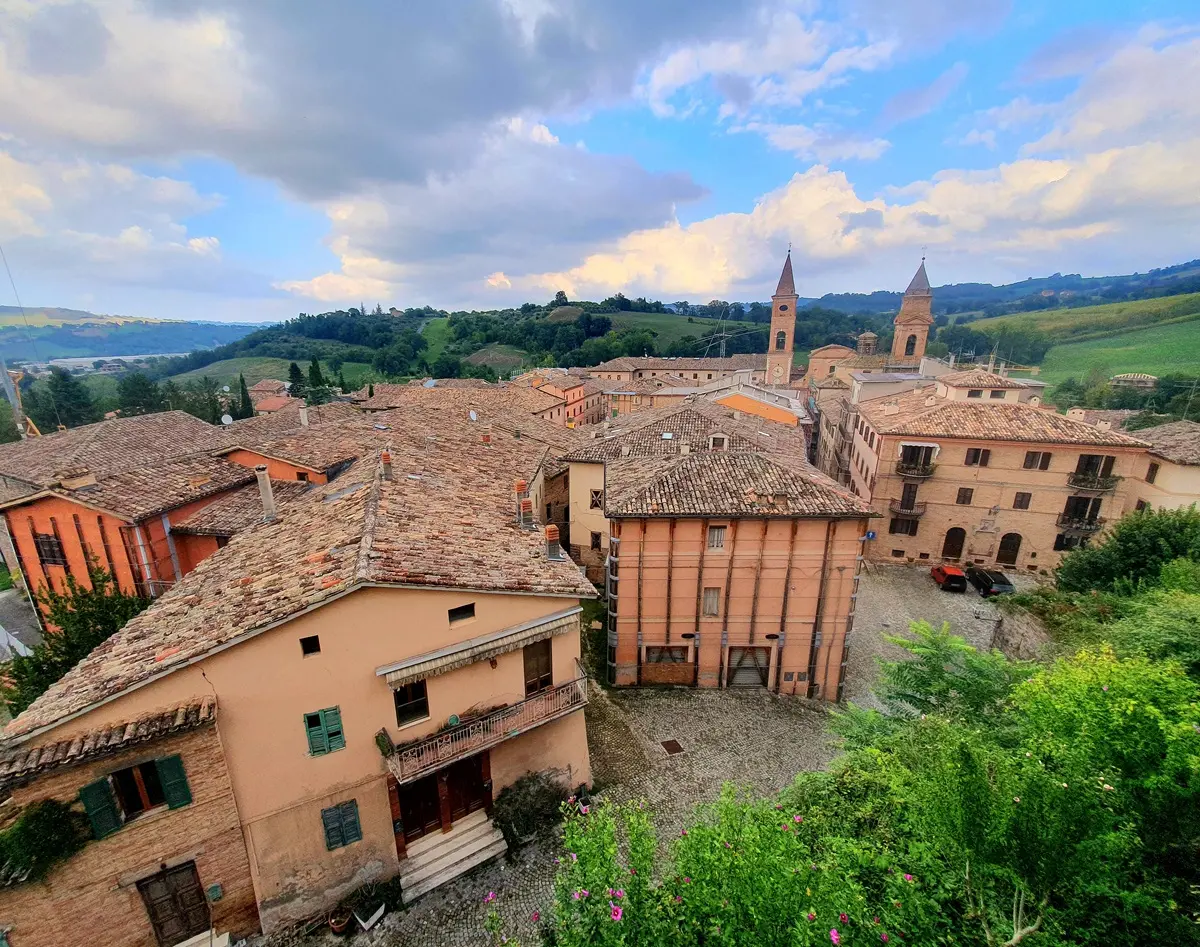 Caldarola, il borgo dei tre castelli sospesi sul lago