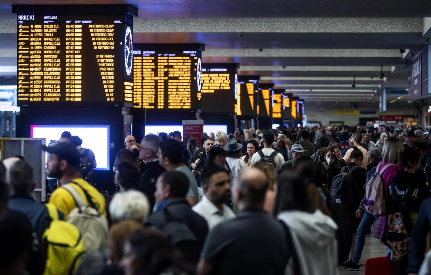 L’Italia paralizzata. Treni fermi per ore a Roma. Salvini: colpa di un chiodo: "Sospesa" la ditta coinvolta