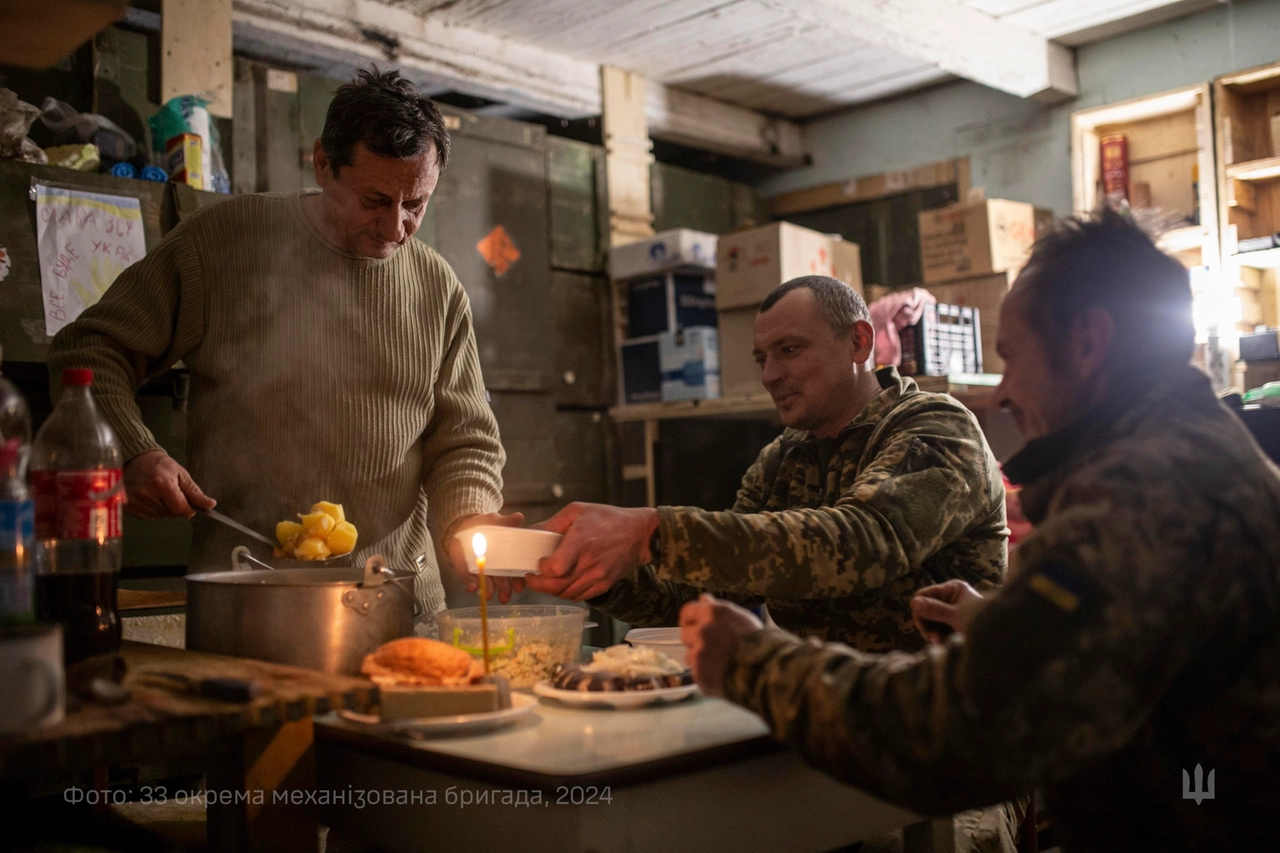 Una foto diffusa dall'esercito ucraino che mostra la cena di Natale al fronte dei soldati (Ansa)