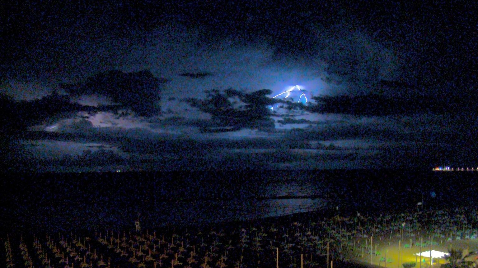 Fulmine si abbatte sulla spiaggia di Alba, un ferito grave