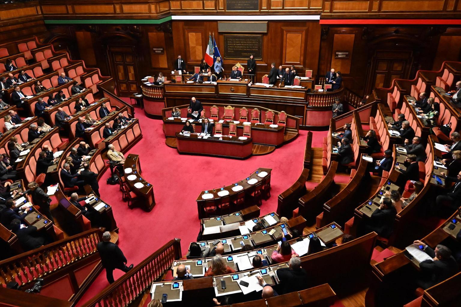 Senato approva mozione Cattaneo: fondi stabili per la ricerca scientifica italiana