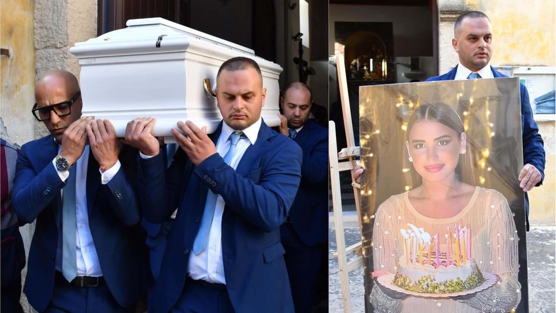 Morta per la rinoplastica, palloncini bianchi e lacrime ai funerali di Margaret Spada