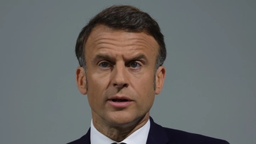 Macron, la conferenza stampa: “Stanno cadendo le maschere, le elezioni prova di verità. Dimettermi? Assurdo”