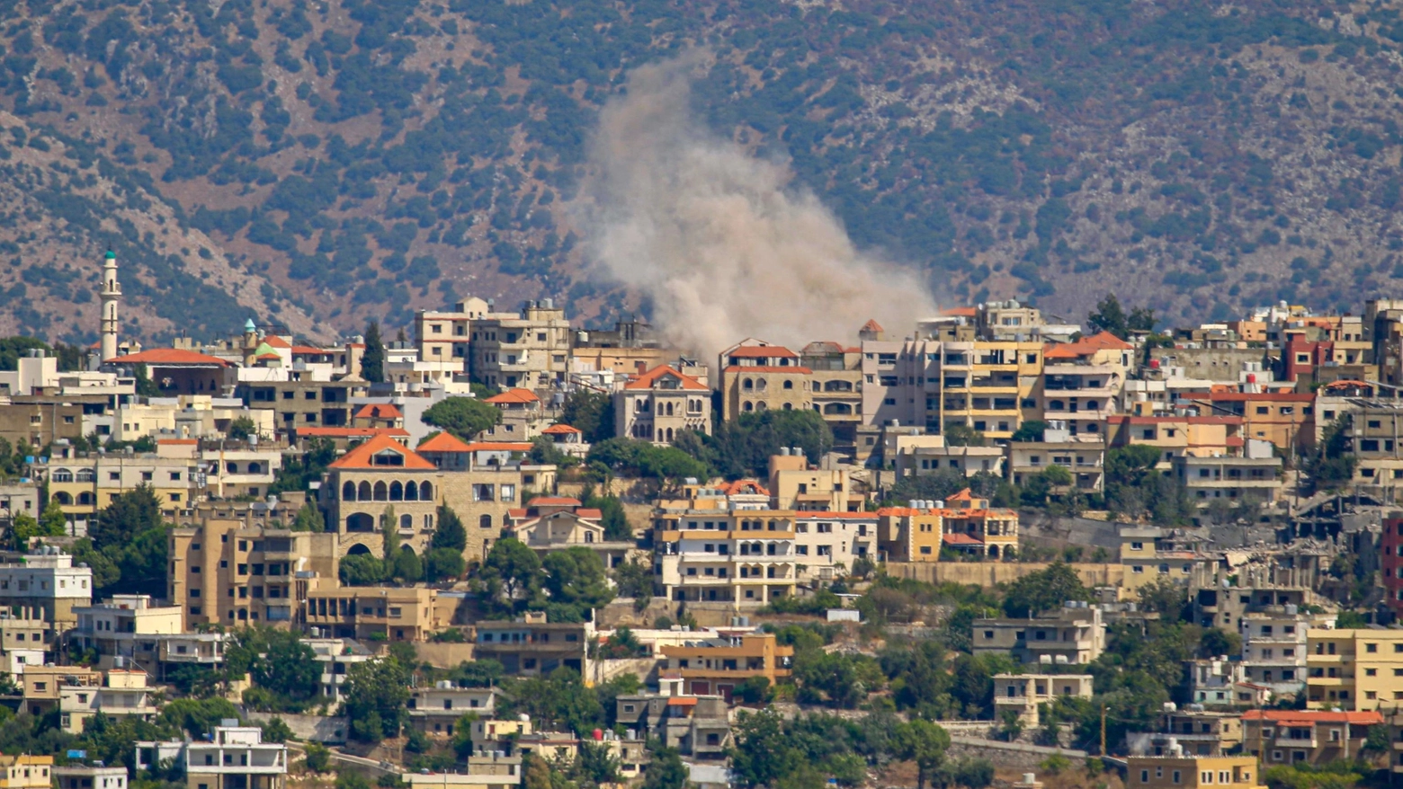 Fumo da un sito preso di mira dai bombardamenti israeliani nel villaggio di Khiam, al confine meridionale del Libano (Ansa)