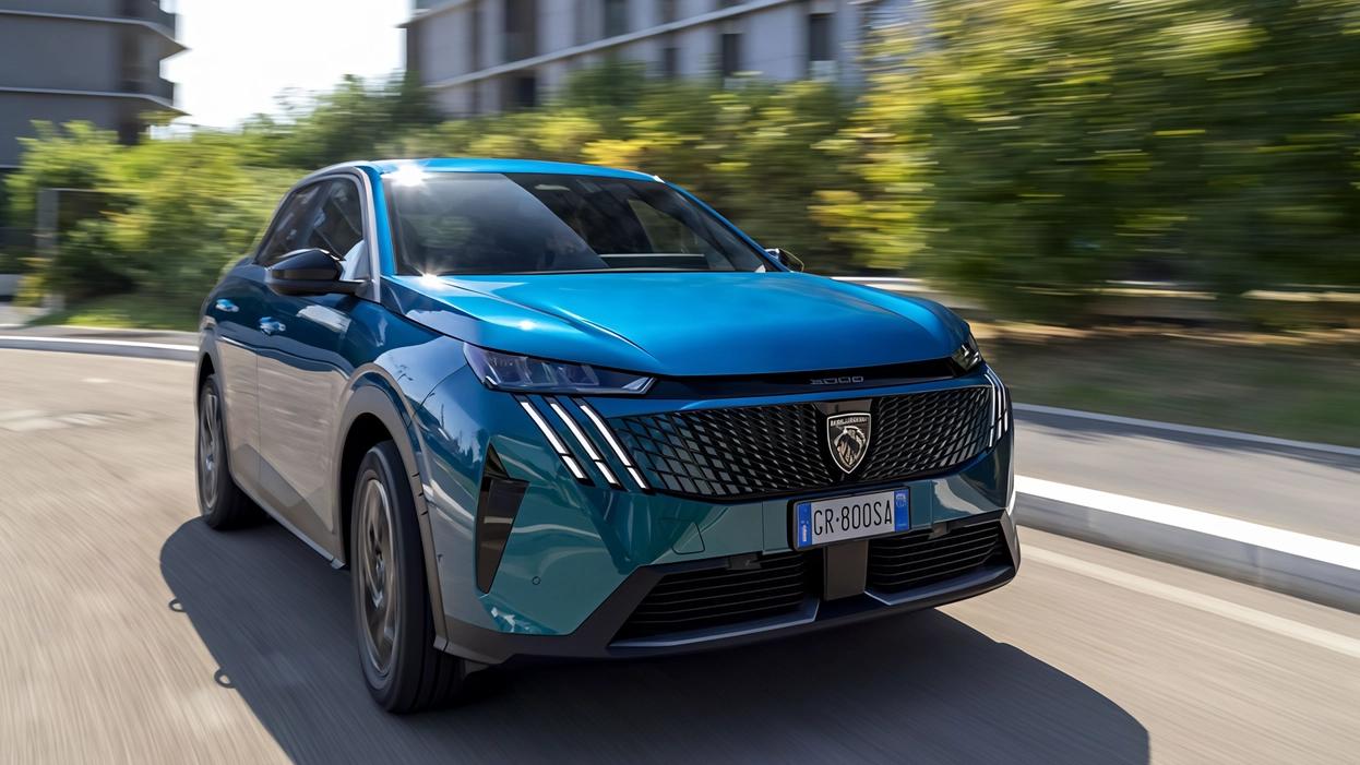 Peugeot 3008 rilancia con mild hybrid, tecnologia e stile all'avanguardia. Motorizzazione efficiente e design audace per la transizione energetica. Prestazioni interessanti e comfort elevato, ma meno brillante rispetto alle versioni con batteria. Prezzo d'attacco di 38.700 euro.