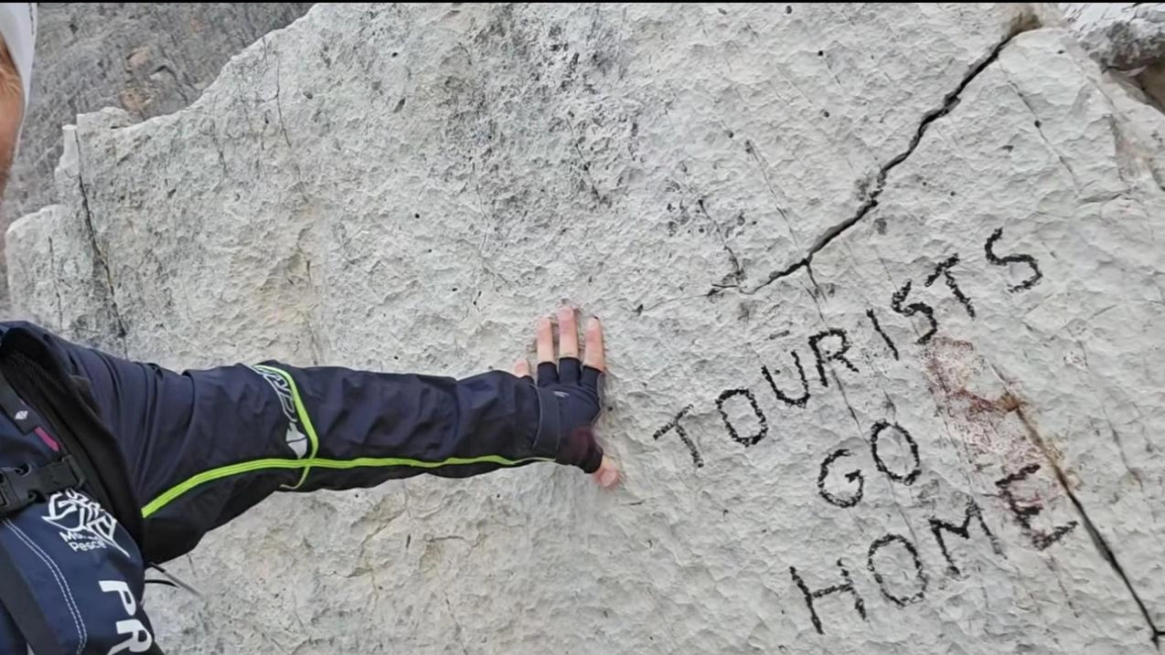 'Turisti andate a casa', sfregio sulle Tre Cime di Lavaredo