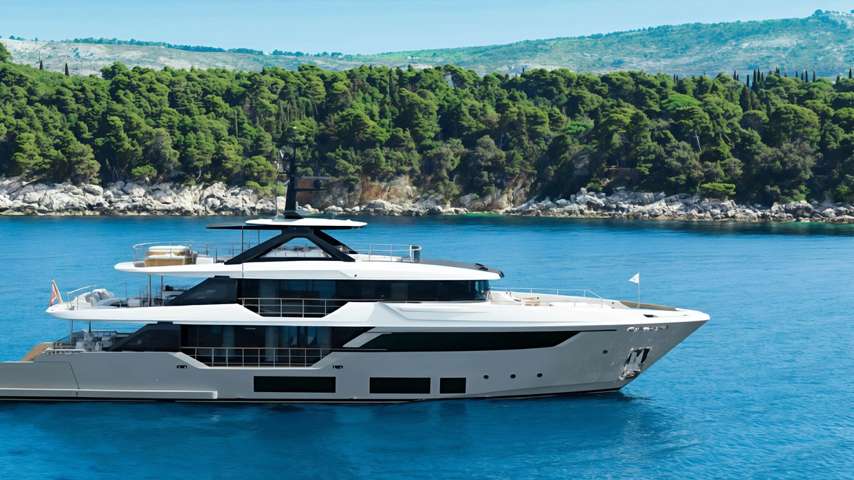 A sinistra il modello Custom Line Navetta 38, yacht su misura con altissimi standard di navigazione, che, grazie all’interconnessione tra spazi interni ed esterni e al beach club ampliabile, offre un’esperienza di viaggio unica