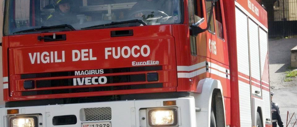 Crolla una palazzina nel Casertano, due uomini estratti vivi. Si scava tra le macerie