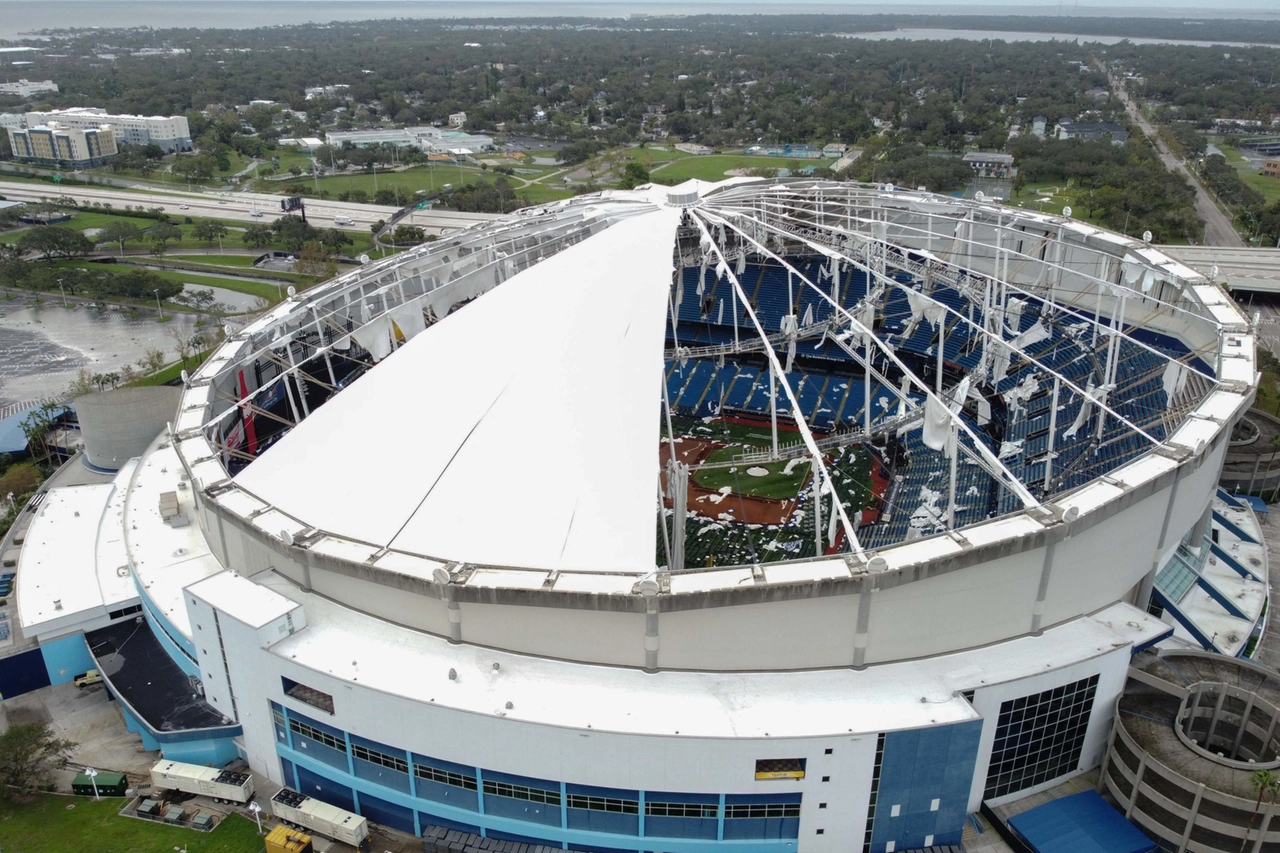 Il tetto del Tropicana Field distrutto a St. Petersburg (Ansa/Afp)