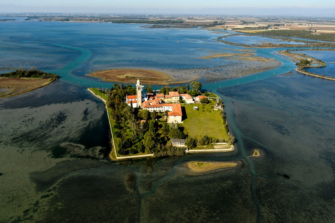 L'isola della Barbana e il suo celebre santuario Mariano oggetto di devozione di fedeli e pellegrini,