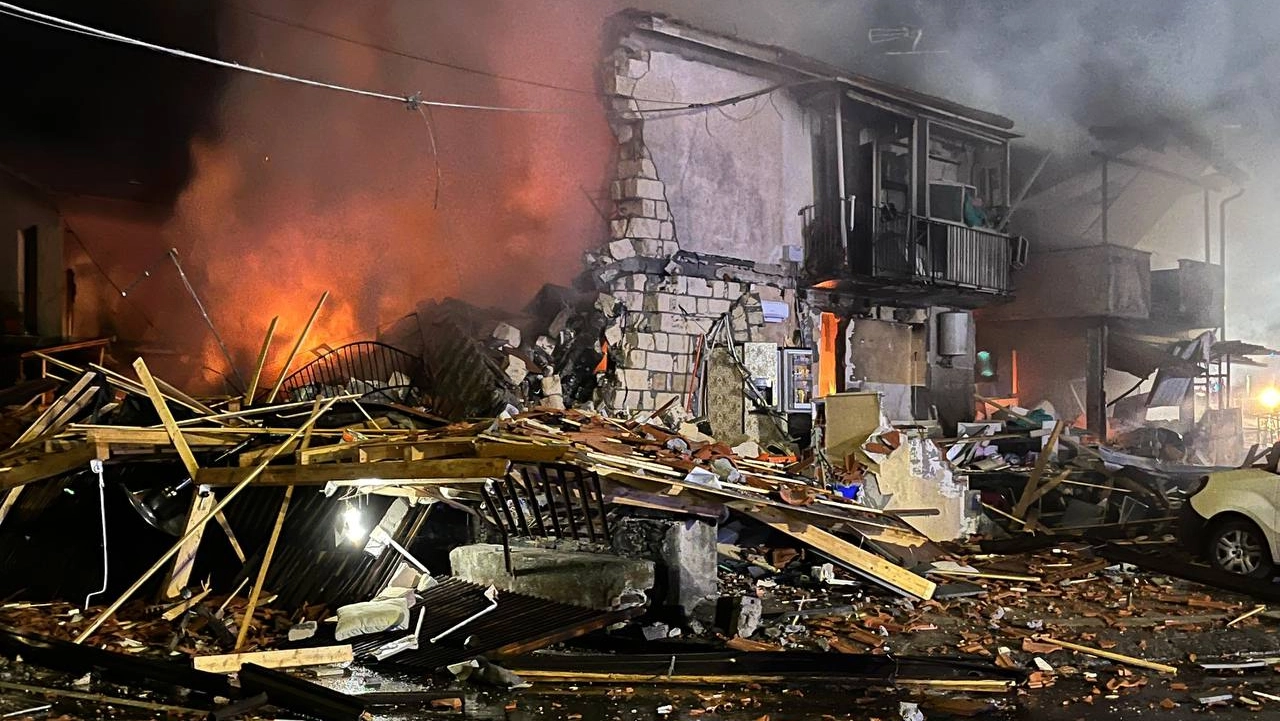  --CATANIA. ESPLOSIONE FUGA DI GAS, VERIFICHE SU UN POSSIBILE DISPERSO /FOTO SQUADRE USAR DEI VIGILI DEL FUOCO CERCANO TRA LE MACERIE(FOTO 1 di 1)