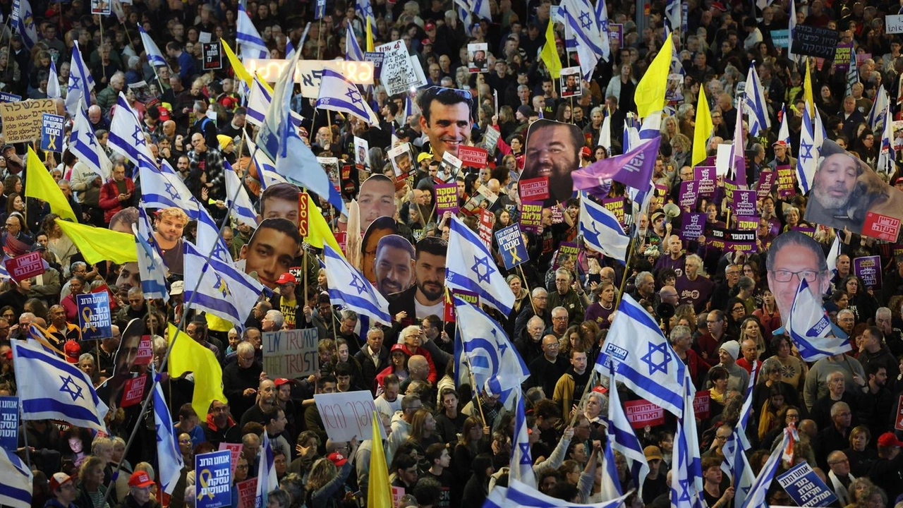 Il team negoziale israeliano torna da Doha mentre Netanyahu convoca i ministri. Famiglie degli ostaggi protestano.