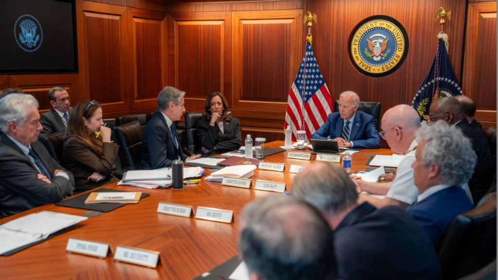 Joe Biden e Kamala Harris nella situation room con il team della sicurezza Usa