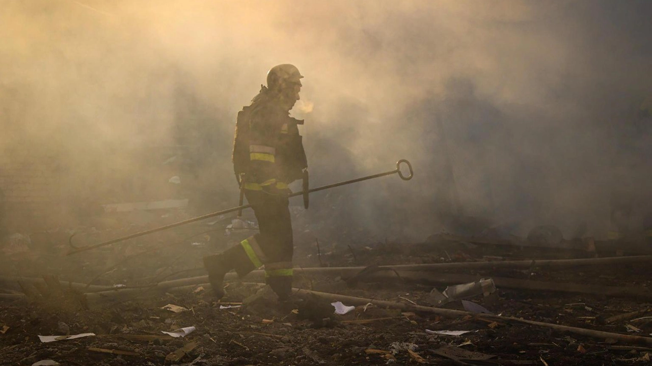 Un attacco notturno con droni a Kharkiv ha causato morti e feriti. Colpito uno stabilimento a Bogodukhiv, incendiati officine e garage.