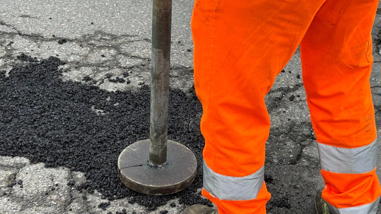 Buche stradali, “vi spiego perché si formano anche subito dopo un cantiere”. L’ingegnere: ecco quali sono le anomalie italiane