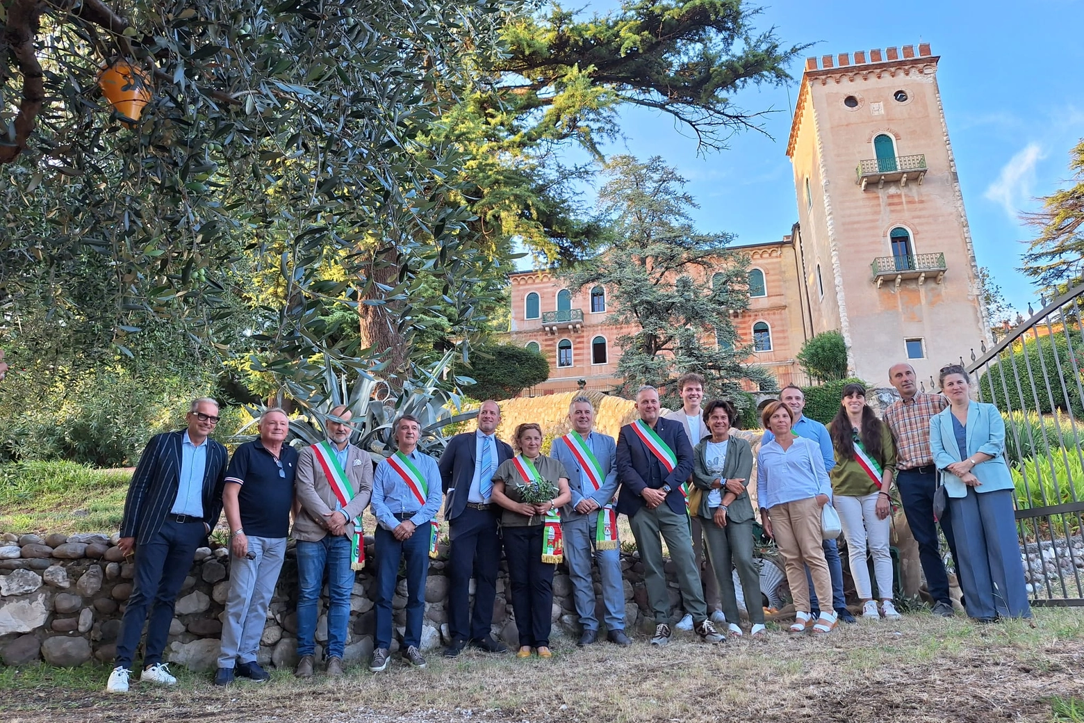 Un momento dell'inaugurazione coi sindaci del territorio