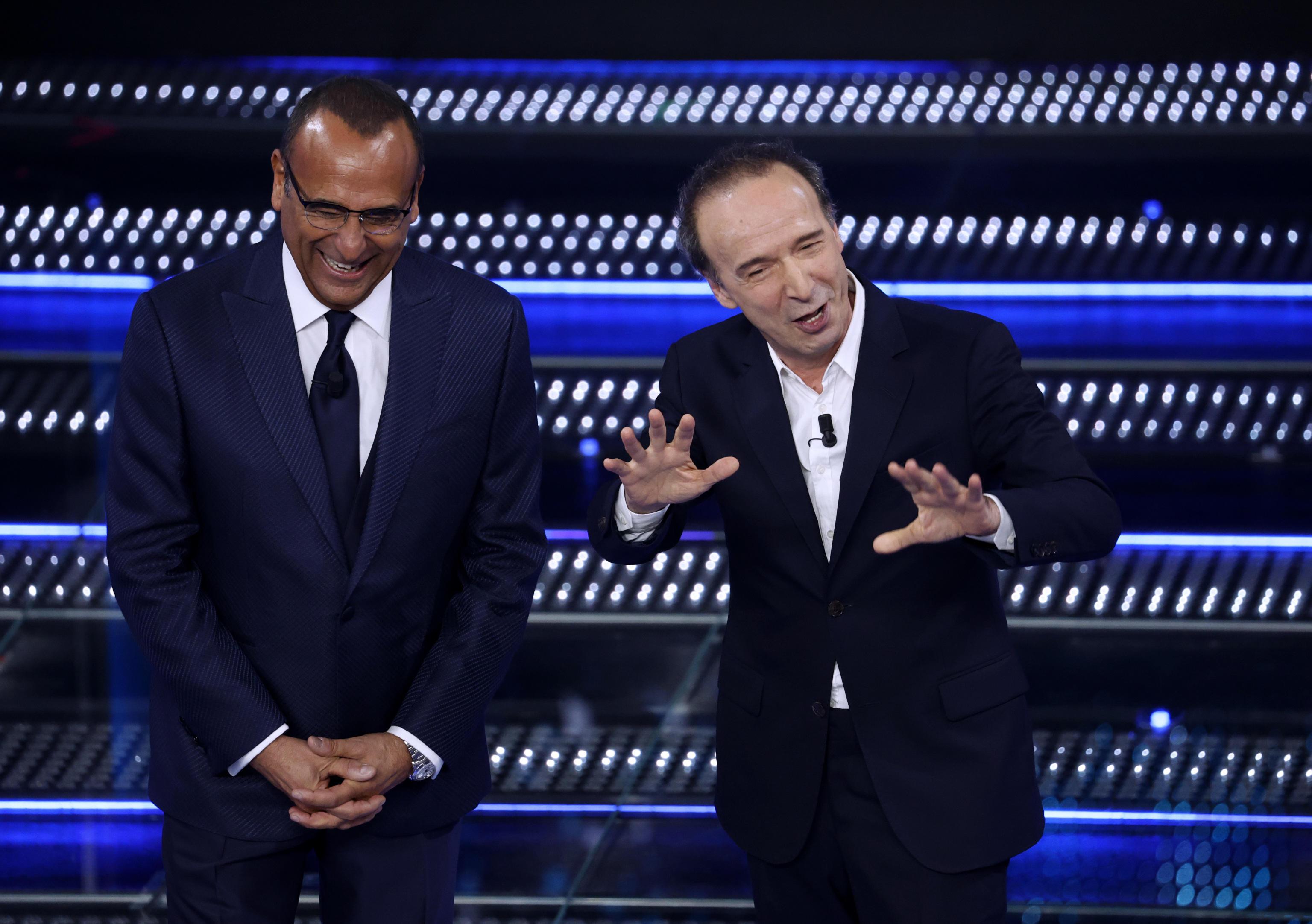 Sanremo 2025, la serata di cover e duetti in diretta: ciclone Benigni. La gara: si parte con Rose Villain. Fedez e Masini dopo mezzanotte