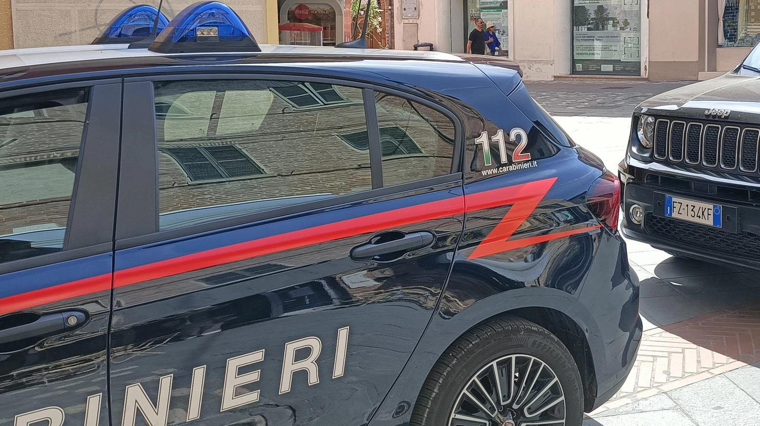 08-06-2024 Santarcangelo di Romagna (RN) - furto tabaccheria in centro storico Piazzetta Molari - auto dei Carabinieri davanti.