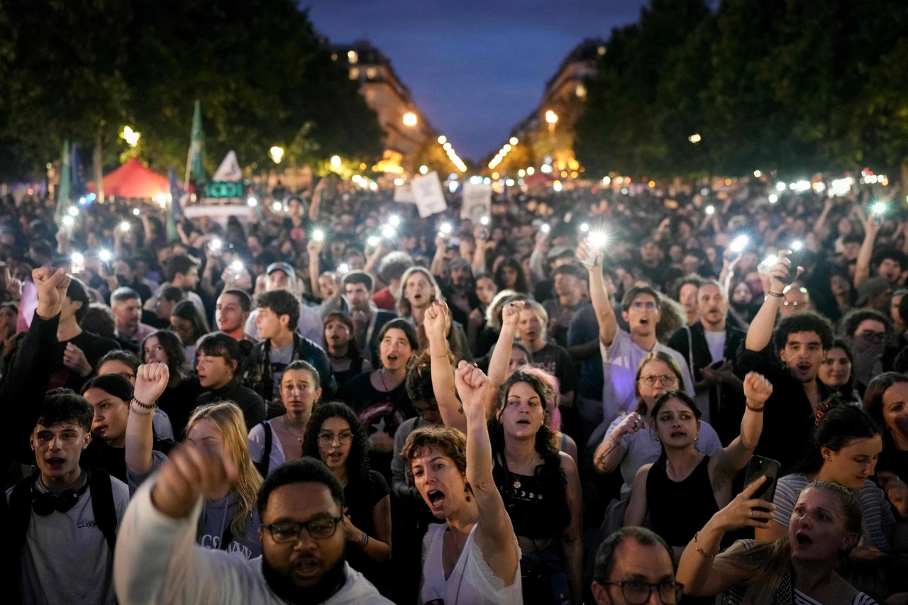 Dimostranti in Place de la Republique dopo i risultati delle elezioni