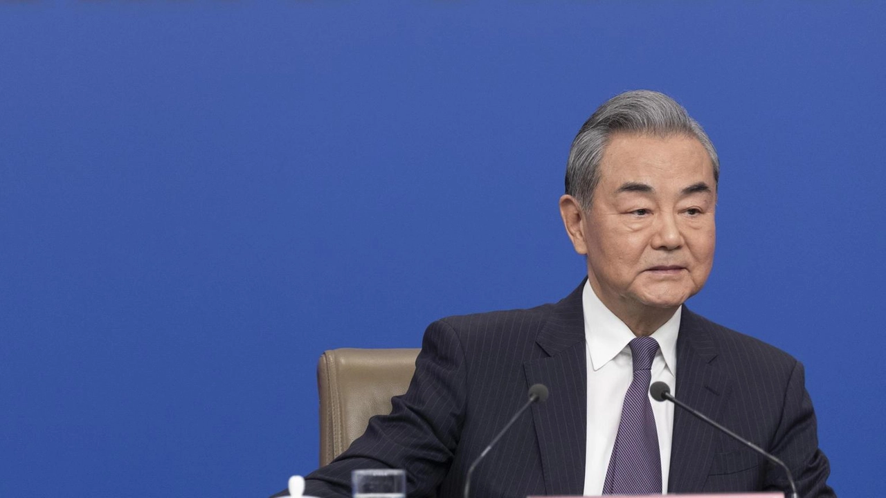 Il ministro cinese Wang Yi critica la proposta di Trump su Gaza, sottolineando l'importanza della soluzione a due Stati per la pace.