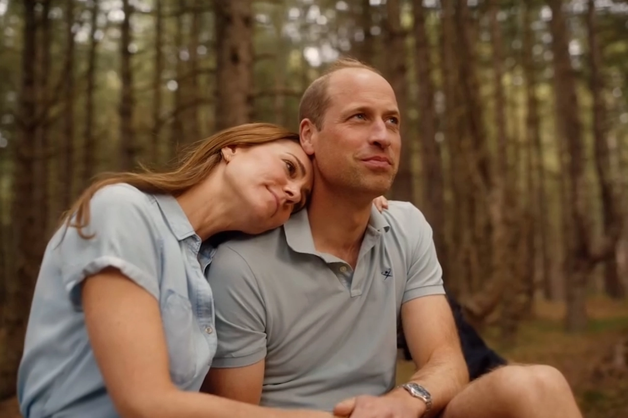 Kate Middleton con il marito William in un frame del video in cui raccanta di aver finito la chemioterapia