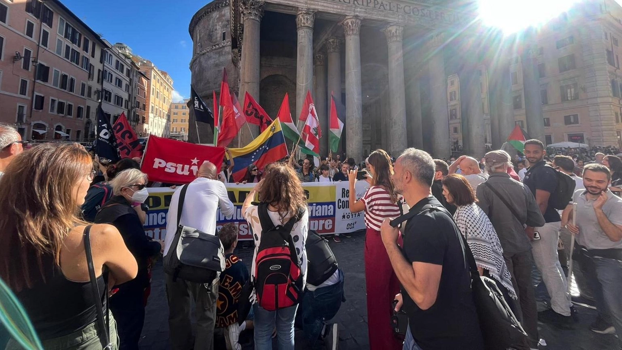 A sit-in Roma una bandiera Hezbollah e silenzio per Nasrallah