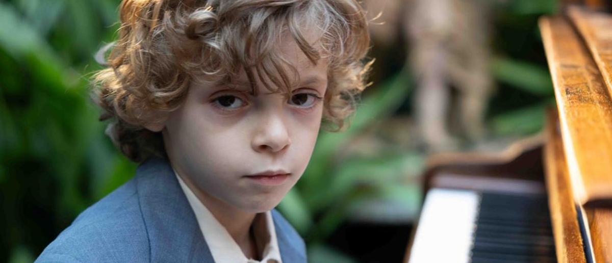 Chi è Alessandro Gervasi, il bambino prodigio del piano che interpreta Peppino Di Capri